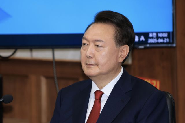 서울중앙지방법원이 최근 추가 기소된 윤석열 전 대통령의 직권남용 권리 행사 방해 혐의를 내란죄를 재판 중인 형사합의 25부에 배당했다. 사진은 지난달 21일 서울 서초구 서울중앙지법에서 열린 내란 우두머리 혐의 재판에 참석한 윤석열 전 대통령의 모습. /사진=뉴시스(공동취재단)