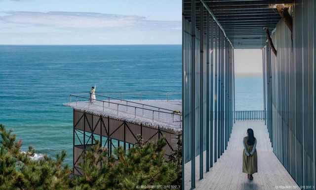 동해를 배경으로 멋진 사진을 찍을 수 있는 하슬라아트월드. /사진=한국관광공사