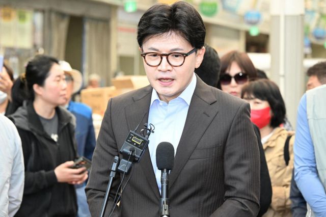 한동훈 국민의힘 대선 경선 후보가 2일 손편지를 공개했다. 사진은 이날 경남 창원 마산어시장을 찾은 한 후보. /사진-뉴시스