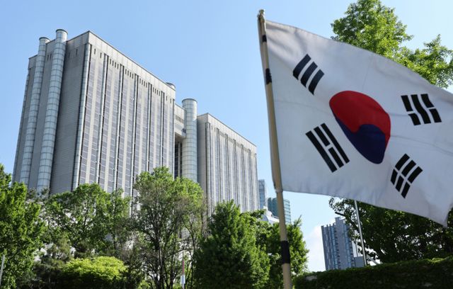 대법원이 유죄 취지로 파기환송한 이재명 더불어민주당 대선 후보의 공직선거법 위반 사건 기록이 선고 하루 만인 2일, 서울고등법원에 도착했다. 사진은 2일 서울 서초구 서울고등법원의 모습. /사진=뉴스1