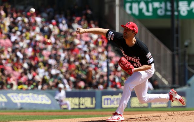 한국야구위원회가 3~4월 동안 활약한 8명의 선수를 월간 MVP 후보로 선정했다. 사진은 2025시즌 KIA타이거즈에서 활약한 제임스 네일의 모습. /사진=뉴스1