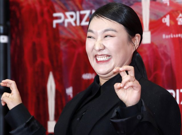 개그우먼 겸 배우 이수지가 쿠팡 자회사인 씨피엔터테인먼트와 전속계약을 체결했다.사진은 지난해 5월7일 서울 강남구 코엑스에서 열린 '60회 백상예술대상' 레드카펫 행사에 참석한 개그우먼 겸 배우 이수지 모습. /사진=뉴스1