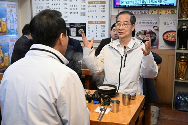  한덕수(오른쪽) 전 국무총리가 2일 오후 서울 종로구의 식당에서 오세훈 서울시장과 오찬 간담회를 갖고 있다. /사진=공동취재 