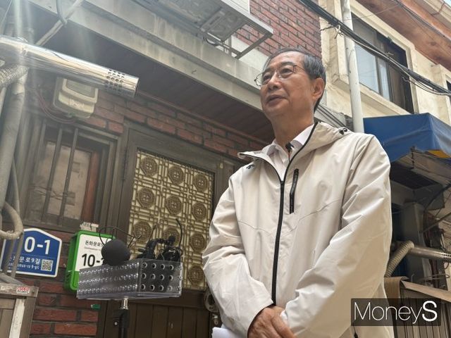 한덕수 전 대통령 권한대행 겸 국무총리가 대선 출마 공식 선엇 첫 날 일정으로 광주 5·18 민주묘지 방문을 택했다. /사진=김서연 기자 