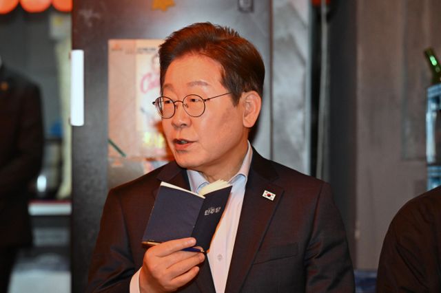  이씨는 제21대 대선을 앞두고 각 후보의 보건의료 공약을 꼼꼼히 살펴보고 있지만 아직 마음에 드는 후보는 없다고 했다. 사진은 이재명 더불어민주당 대통령 후보가지난 1일 서울 종로구의 한 음식점에서 열린 비전형 노동자 간담회에 참석해 발언하는 모습. /사진=뉴스1