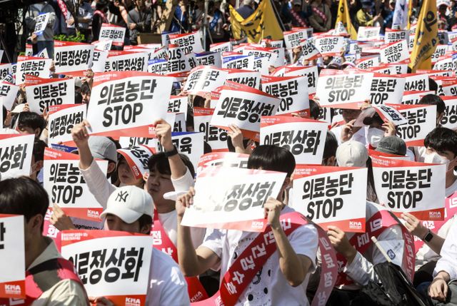 정치엔 큰 관심이 없던 이씨는 지난해부터 이어진 의정 갈등을 겪으며 '정치가 내 삶에 이렇게 깊이 들어올 수 있구나'라는 사실을 체감했다고 털어놨다. 사진은 지난 4월20일 서울 중구 세종대로에서 열린 의료정상화를 위한 전국의사궐기대회에서 의대생, 전공의를 비롯한 참석자들이 구호를 외치고 있는 모습. /사진=뉴시스 