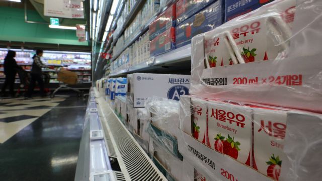 서울우유협동조합이 가공유, 발효유, 주스류 등 일부 품목의 출고가를 지난 1일부로 평균 7.5% 인상한다. 이번 인상에서 흰우유는 제외된다. 서울 시내 한 대형마트 매장 우유 진열대에 서울우유가 판매되고 있다. /사진=뉴시스