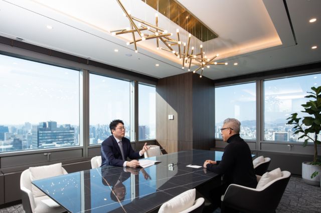 증권가에서 '가문 금융' 서비스를 다각화한다. 사진은 박진영 삼성증권 SNI패밀리오피스 2지점 PB팀장이 고객에게 설명을 하는 모습. /사진=삼성증권 