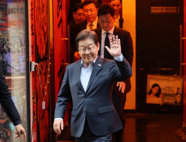 이재명 더불어민주당 대선후보가 1일 오후 서울 종로구의 한 포장마차에서 열린 비전형 노동자 간담회를 마치고 나오며 손을 들어 보이고 있다. / 사진=공동취재