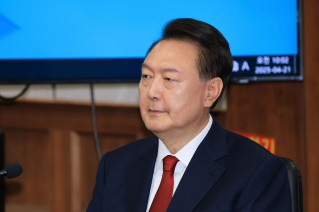 통일교 전 세계본부장 윤모씨가 윤석열 정부에 공적개발원조(ODA) 확대 지원을 청탁했다고 주장했다. 사진은 윤 전 대통령이 지난달 21일 서울 서초구 서울중앙지법 417호 법정에 앉아 재판을 기다리는 모습. /사진=뉴시스 