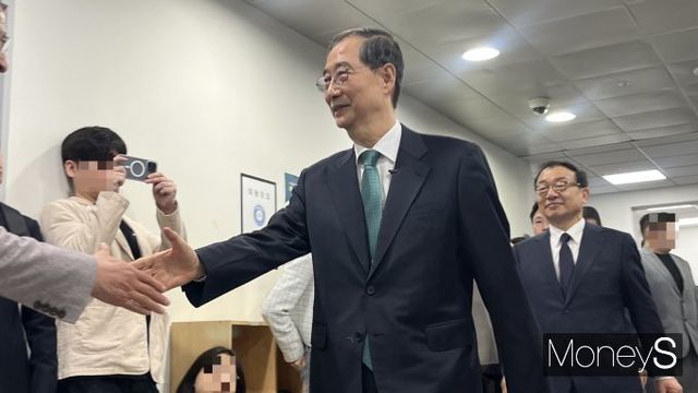 한덕수 전 국무총리가 2일 서울 여의도 국회 소통관에서 대선 출마를 선언했다. 사진은 이날 출마 선언 기자회견을 위해 이동하는 한 전 총리. /사진=김동욱 기자