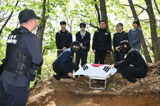 2일 국방부유해발굴감식단 홍보대사 최태성씨와 국방부 및 국가보훈부 2030 자문단이 경기도 가평군 6·25 전사자 유해발굴 현장에 방문했다/사진=국방부