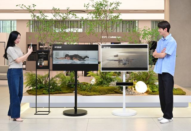 삼성전자 모델이 '삼성 무빙스타일을 찾아라' 이벤트에 참여하고 있다. /사진=삼성전자