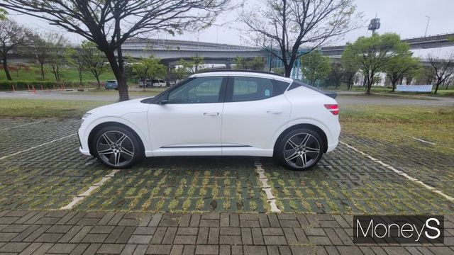 GV60 부분변경의 측면은 역동적인 외모가 드러난다. /사진=김창성 기자