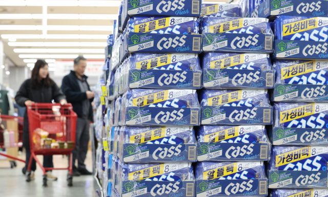 오비맥주의 대표 브랜드 '카스 프레시'가 2025년 1분기 맥주 가정시장에서 48%의 점유율로 판매량 기준 1위를 차지했다. 서울의 한 대형마트에서 시민들이 카스 맥주를 고르고 있다. /사진=뉴스1 