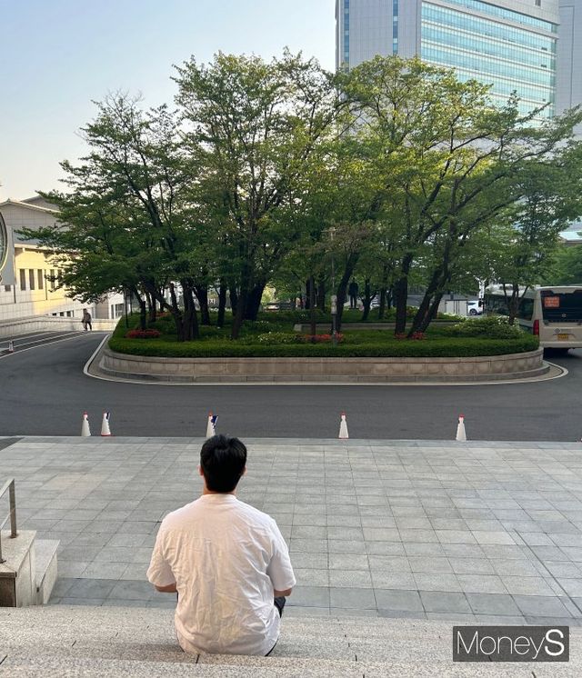 윤 정부를 겪으며 '강한 추진력'보다 중요한 것은 '소통과 설득'이란 것을 깨달았다는 그는 '소통하는 대통령'이 반드시 필요하다고 말했다. 사진은 이씨가 서울 소재 의대 캠퍼스에 앉아있는 모습. /사진=김성아 기자