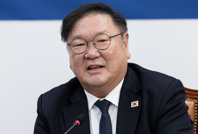 같은 당 김태년 의원도 "헌법 제84조의 정신을 반영한 것"이라며 개정안을 발의했다. 사진은 김태년 더불어민주당 경제안보특별위원회 위원장이 지난 2월27일 오전 서울 여의도 국회에서 열린 민주당 경제안보특별위원회 간담회에서 발언을 하는 모습. /사진=뉴스1