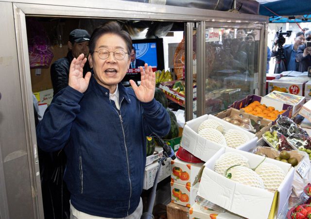 이재명 더불어민주당 대통령 후보가 "특별한 희생을 감내해 온 접경지역 주민들께는 특별한 보상이 필요하다"며 남북 신뢰 복원과 평화경제특구 지정을 골자로 한 접경지 공약을 내놨다. 사진은 민심을 청취하는 '경청 투어'에 나선 이재명 더불어민주당 대선후보가 2일 오전 강원도 철원군 동송전통시장을 찾아 시민들을 향해 인사하는 모습. /사진=뉴시스