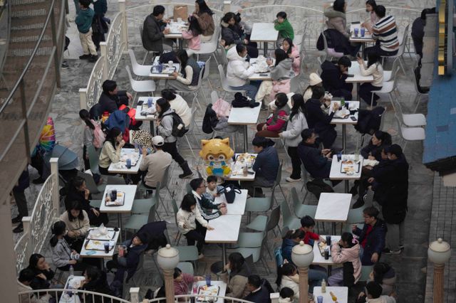 서울 송파구 롯데월드 내 롯데마트에서 화재가 발생했다. 사진은 지난 1월29일 서울 송파구 롯데월드 어드벤처에서 시민들이 나들이를 나온 모습. 해당 기사와 상관없음. /사진=뉴시스
