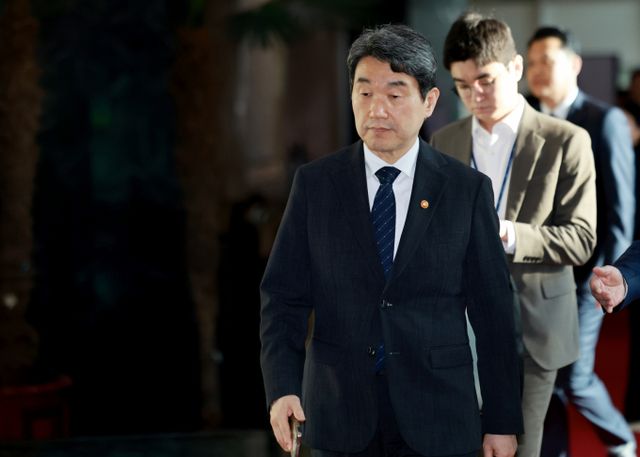 이주호 사회부총리 겸 교육부 장관이 2일 대통령 권한대행으로서 "한 달 앞으로 다가온 대선이 공정하게 치러지는 데 중점을 두고 업무에 임하겠다"고 말했다. 사진은 이주호 대통령 권한대행 부총리 겸 교육부 장관이 2일 서울 종로구 정부서울청사로 출근하고 있는 모습. /사진=뉴시스