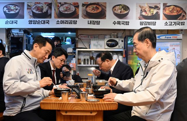 한 전 총리가 2일 서울 종로구 한 식당에서 오세훈 서울시장과 오찬 간담회를 하고 있다. /사진=공동취재 