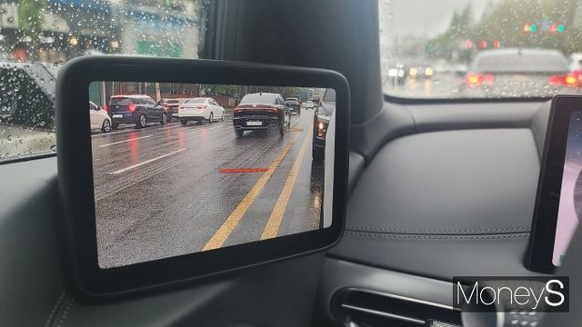 시인성이 탁월한 GV60의 디지털 사이드미러에는 빨간색과 노란색 라인이 도로 바닥 부분에 표시돼 안전한 추월과 차선 변경 등을 돕는다. /사진=김창성 기자