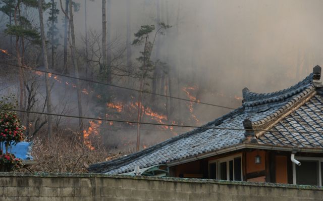 중앙재난안전대책본부가 지난 3월 경북·경남·울산 지역에 발생한 대형 산불 복구비로 총 1조8809억원을 지원할 계획이다. 사진은 지난 3월26일 울산시 울주군 온양읍에서 발생한 불길이 민가로 번진 모습. /사진=뉴시스