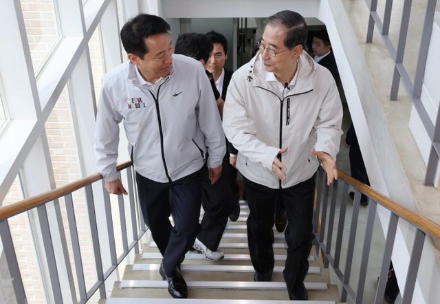 한덕수 전 총리가 2일 서울 종로구 주민공동시설 '새뜰집' 에서 오세훈 서울시장과 대화를 하고 있다. /사진=공동취재 