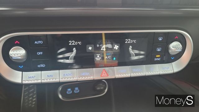 GV60 부분변경에는 직관적인 물리버튼이 있어 조작이 간편하다. /사진=김창성 기자