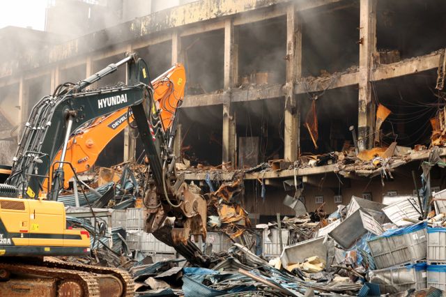 광주광역시 광산구에 위치한 금호타이어 공장에서 발생한 화재가 완전 진화됐다. 사진은 광주 광산구 소촌동 금호타이어 광주공장 화재 현장에서 건물 해체 작업 전 중장비들이 잔해물을 치우고 있는 모습. /사진=뉴스1