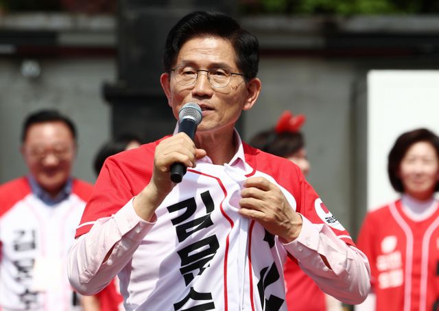 김문수 국민의힘 대선 후보가 20일 서율 유세에서 이재명 더불어민주당 대선 후보를 우회적으로 비판했다. 사진은 서울 서초구 유세에서 옷깃을 잡고 방탄복을 안 입었다고 말한 김 후보. /사진=뉴스1