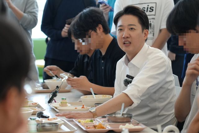 이준석 개혁신당 대선 후보가 20일 전남대학교에서 '학식먹자 이준석' 간담회를 진행했다. /사진=개혁신당