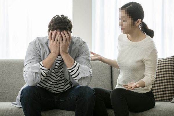 특정 정치인에게 푹 빠진 여자친구와 혼인신고를 취소하고 싶다는 남성의 고민이 전해졌다. 사진은 기사의 이해를 돕기 위한 자료 사진. /사진=이미지투데이