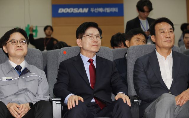 반면 김문수 후보는 '기업하기 좋은 나라'를 만들겠다며 총 근로시간은 유지하돼 유연근무 확대를 통한 주 4.5일제를 제시했다. 사진은 김문수 국민의힘 대선 후보가 지난 14일 경남 창원시 두산에너빌리티를 방문해 설명을 듣고 있는 모습. /사진=뉴시스