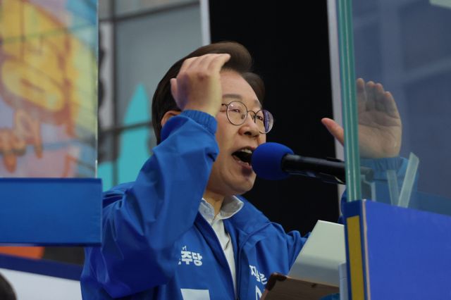 이재명 더불어민주당 대통령 후보가 제21대 대선 재외국민 투표가 시작되자 "멀리서도 빛나는 여러분의 애국심이 투표용지에 찍히는 한 표로 이어질 때 대한민국은 더 강해질 것"이라며 투표를 독려했다.사진은 이재명 더불어민주당 대선 후보가 19일 서울 마포구 KT&G 상상마당 인근에서 방탄유리가 설치된 유세차에 올라 유세하고 있는 모습. /사진=뉴시스