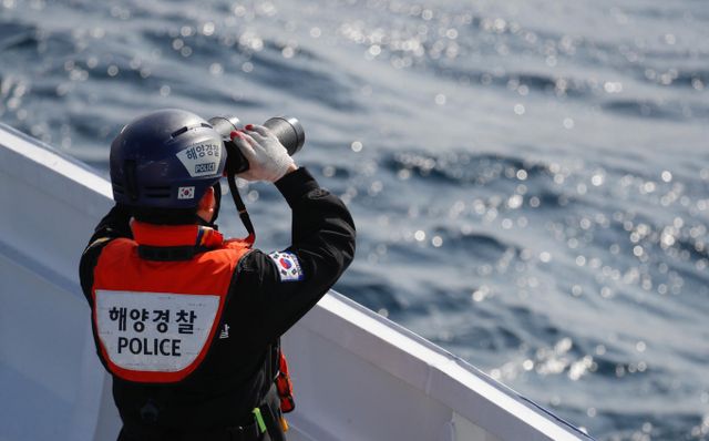 경북 경주 앞바다에서 1톤 어선 1척이 실종돼 해경이 수색에 나섰다. 사진은 지난해 11월13일 제주시 한림읍 비양도 북서쪽 약 22㎞ 인근 해상에서 해경과 해군, 관공선 등 40여척과 해·공군 항공기가 남은 135금성호 침몰사고 실종자 10명을 찾기 위해 수색 중인 모습. 해당 기사와 상관없음. /사진=뉴시스