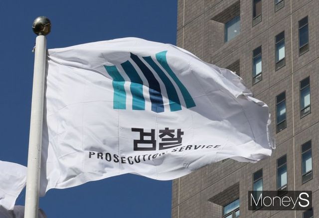 검찰이 같은 고시원에 살던 20대 여성을 성폭행하고 살해한 혐의를 받는 40대 남성에 대해 무기징역을 구형했다.사진은 서울중앙지검 검찰 깃발이 펄럭이는 모습. /사진=머니S