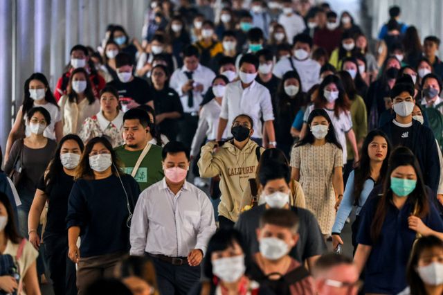 중국과 홍콩에 이어 태국에서도 코로나19 확진자가 증가했다. 사진은 지난 2월3일 태국 방콕에서 마스크를 쓰고 걸어가는 시민들의 모습. /사진=로이터