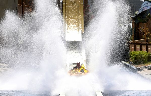 롯데월드 부산에서 갑자기 내린 폭우로 인해 놀이기구가 멈추는 사고가 발생했다. 사진은 롯데월드 부산 놀이기구 '오거스 후룸'을 탑승한 승객들 모습. /사진=뉴스1