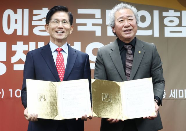 김문수 국민의힘 대선 후보가 20일 오전 문화예술인 지원하겠다고 밝혔다. 사진은 정책협약을 맺은 김 후보(왼쪽)와 조강훈 한국예술문화단체총연합회 회장. /사진=뉴스1