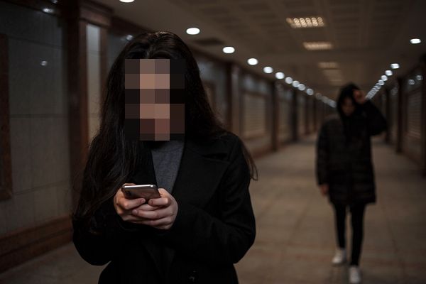 여학생을 대상으로 휴대전화를 빌리는 낯선 사람에 대해 주의를 당부하는 아파트 공지문이 붙었다. 사진은 기사의 이해를 돕기 위한 자료 이미지. /이미지=이미지투데이