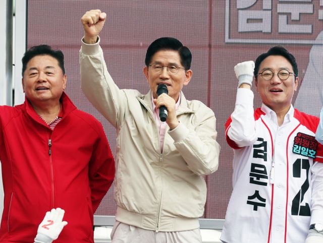 김문수 국민의힘 대선 후보가 20일 서울 서초구 유세 현장에서 이재명 더불어민주당 대선 후보를 우회적으로 비판했다. 사진은 이날 오전 서울 강서구 남부골목시장 인근에서 유세하는 김 후보. /사진=뉴스1(공동취재)