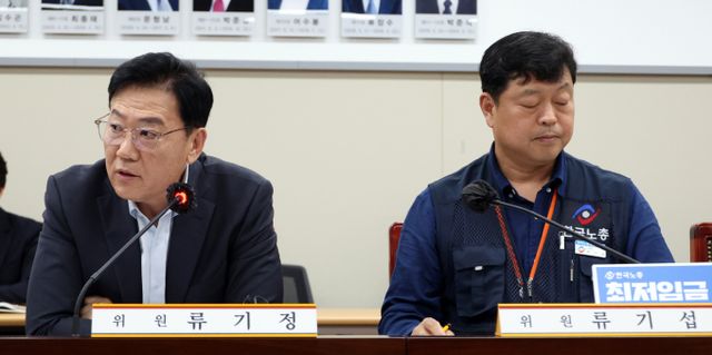 전문가들은 '최장 근로국가'라는 오명을 벗기 위해서 한국의 장시간 근로에 대한 해법이 필요하다는 데에는 공감하고 있지만 단순히 법정 근로시간을 줄이기보다는 '실제 근로시간' 단축에 초점을 맞춰야 한다는 것이 공통된 지적이다.사진은 지난 422일 세종시 정부세종청사에서 열린 최저임금위원회 제1차 전원회의에서 류기섭 근로자 위원과 류기정 사용자 위원의 시선이 엇갈리고 있는 모습. /사진=뉴시스