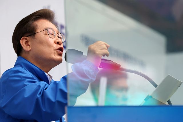 더불어민주당이 20일 이재명 대선 후보의 테러 협박을 조롱한 국민의힘을 비판했다. 사진은 이날 경기 의정부에서 방탄유리 뒤에서 연설 중이 이 후보. /사진=뉴시스