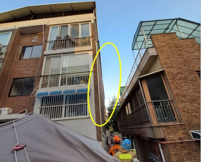 경기 수원시 장안구 송죽동 한 3층짜리 다세대주택에 붕괴 위험이 있다는 신고가 접수돼 관계당국이 조치에 나섰다. /사진=뉴스1