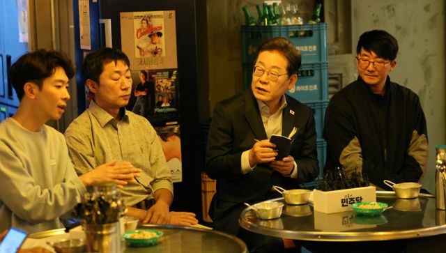 이재명 후보는 법정 근로시간 단축을 통한 실질적 노동시간 감축에 초점을 맞췄다. 사진은 이재명 더불어민주당 대선후보가 지난 1일 서울 종로구의 한 포장마차에서 열린 배달라이더, 택배기사 등 비(非)전형 노동자들과 간담회에서 노동자들과 탄산음료로 건배하고 있는 모습. /사진=뉴시스