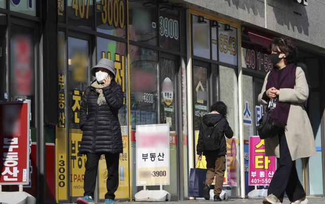 부동산 자산 가치 상승폭이 임금 상승폭의 약 4배에 달하는 상황에서 부동산은 '노력'보다 '출발선'이 중요하다는 자각은 이제 청년들 사이에서 당연한 현실로 받아들여지고 있다. 사진은 지난 3월 서울 송파구의 한 부동산 단지 앞으로 시민들이 지나가고 있는 모습. /사진=뉴시스