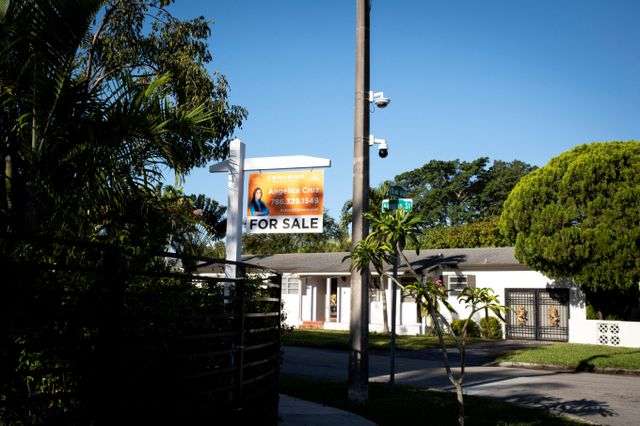 미국 모기지(주택담보대출) 금리가 신용평가사 무디스가 미국 신용등급 강등 발표한 후 7.04%까지 올랐다. 사진은 지난달 16일(현지시각) 미국 플로리다주 마이애미 한 주택 매매 안내된 모습. /사진=로이터