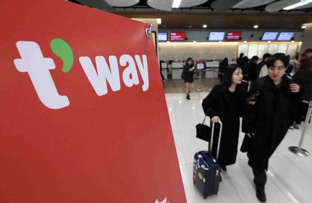 공정거래위원회의 기업결합 승인 절차가 길어지면서 티웨이항공의 임시주총이 6월로 연기됐다./사진=뉴시스