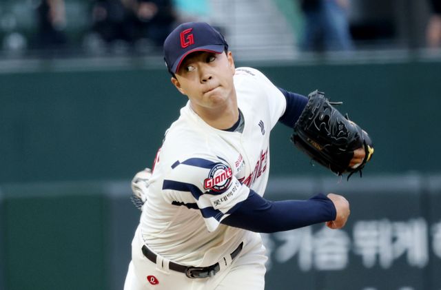 롯데 자이언츠 투수 윤성빈이 1군 복귀 하루 만에 2군행을 통보 받았다. 사진은 롯데 자이언츠에서 활약한 윤성빈의 모습. /사진=스타뉴스